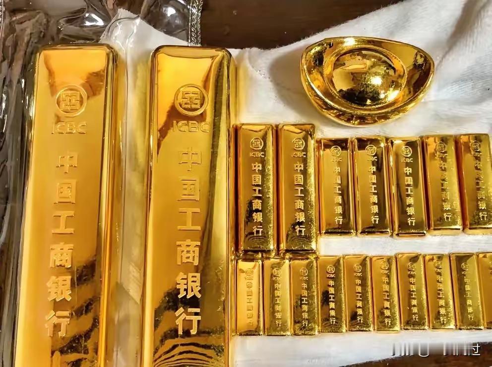 我同学在银行上班，他说最近大厅堆满了人，他们既不存钱，也不取钱，而是要​买金