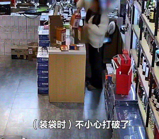 大意了！浙江义乌，一店铺女店员在给公斤装的飞天茅台装袋时，不小心手一抖，当场就把
