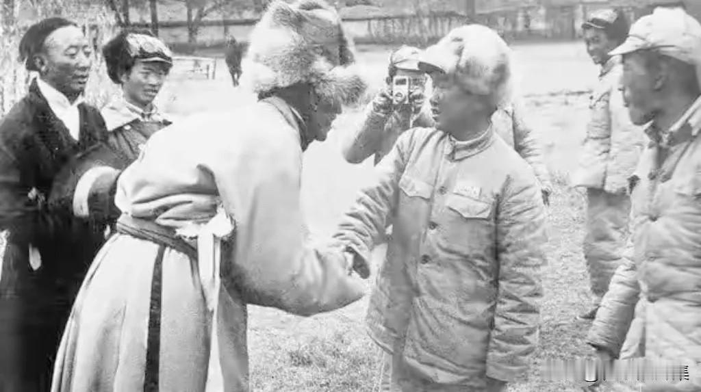 1951年10月底，中国人民解放军18军入昌都时，18军副政委王其梅（前右二）会