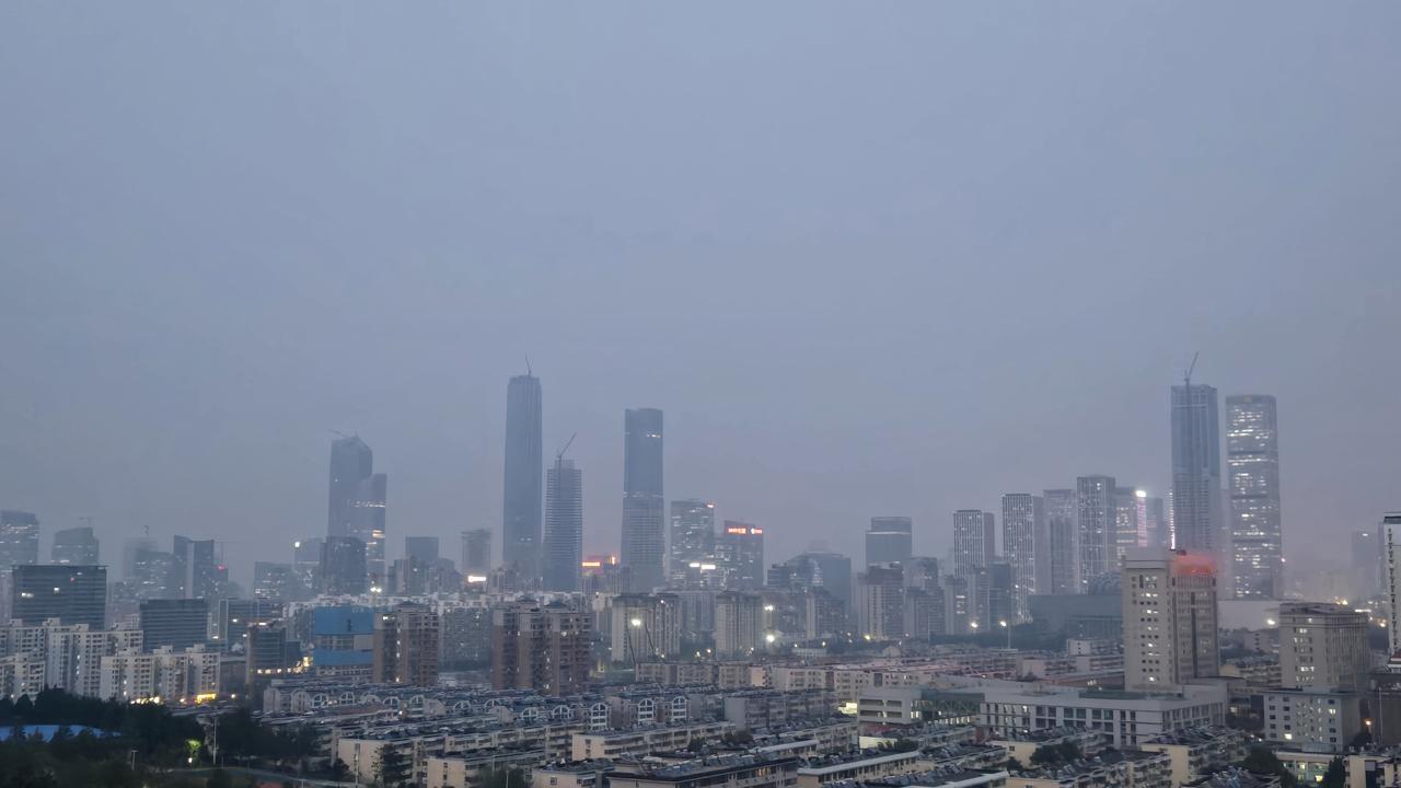 济南终于开始供暖了。然而我一哥们却无比羡慕又酸溜溜的，起因是他住窑头小区，但是没