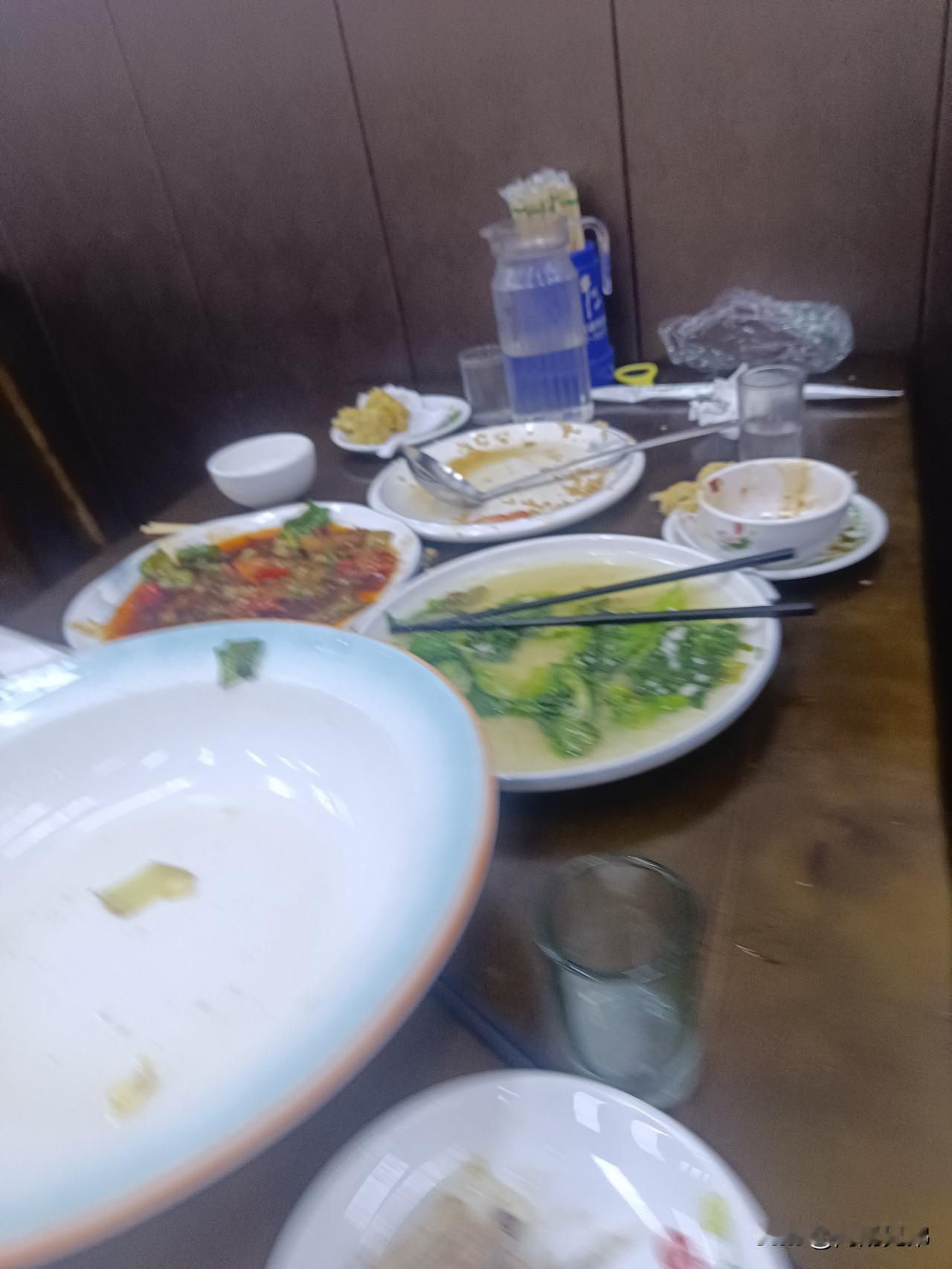今天吃饭后打包，居然被隔壁桌一女子嘲笑了。刚因为几个工人加班，遂请她们一起去饭