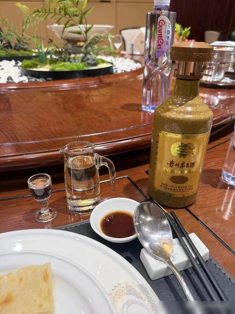 不要再臆想茅台酒会降价啦！！！我上周还托相熟的烟酒店老板留两瓶飞天准备端午走