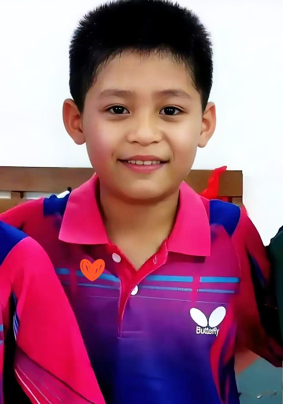 蒯曼在林诗栋老家彻底懵了，死死盯住一个小孩，扭头就问：“你老实交代，这是不是