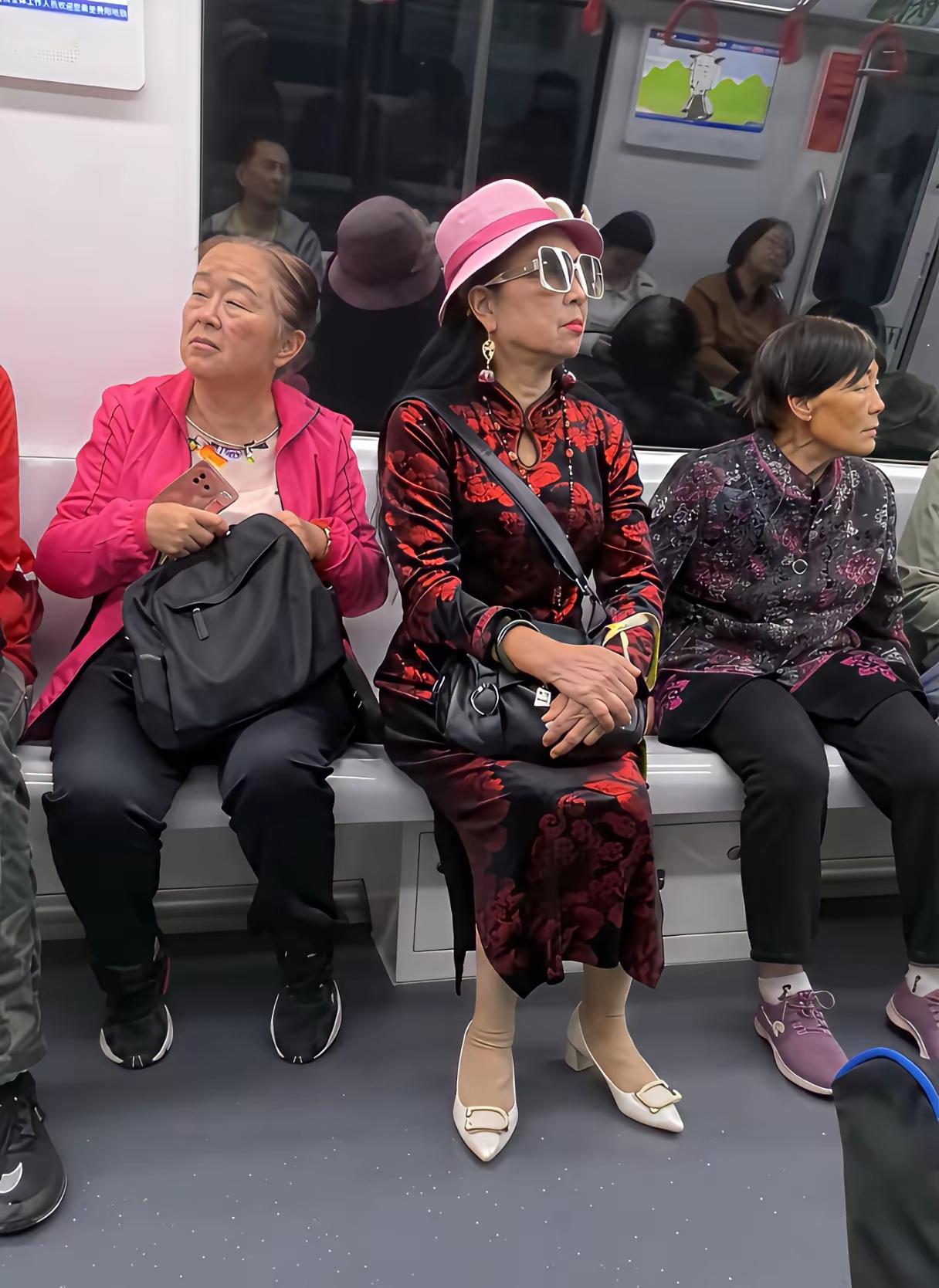 大妈的打扮就能看出老年生活追求不同，如果你是一天为儿女当保姆的类型，应该是图中那