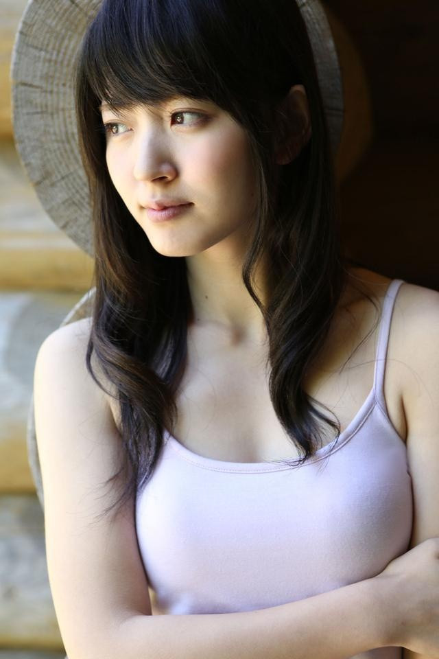 笑话：同事老张藏私房钱被媳妇发现，正跪键盘呢，儿子放学回来喊：“爸，王叔叔让你去