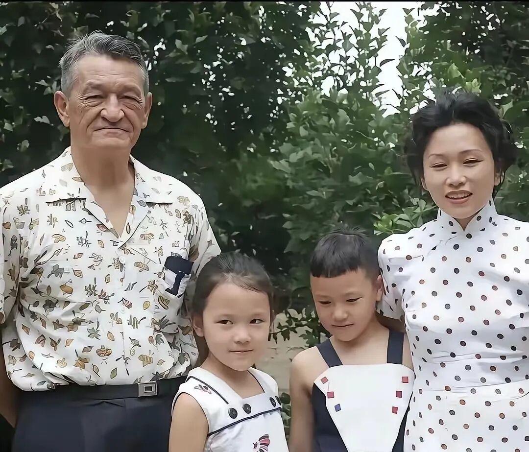 1958年7月27日，陈纳德因肺癌病逝，终年67岁。但妻子陈香梅没有沉溺于悲痛。