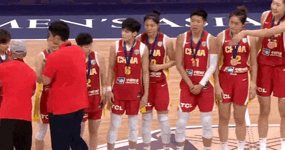 宫鲁鸣给中国女篮打及格的分数，主场作战的中国女篮亚洲杯获得季军，颁奖仪式上几乎所