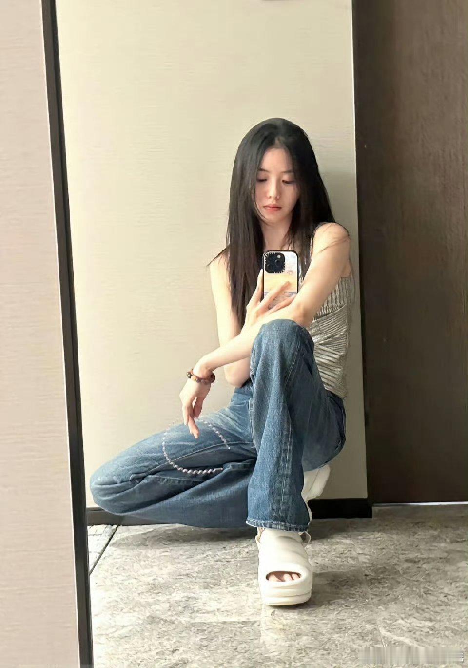 刘浩存不要踩我鞋这个可爱的小女孩请大家都抵制ss！抵制代拍！追星要有距！​