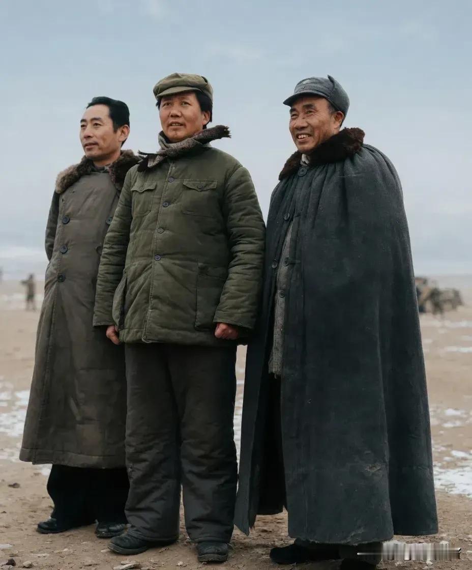 三位伟人并肩而站，就像三座巍峨的高山，无论谁在中间，谁在两旁，没有ABC位，有