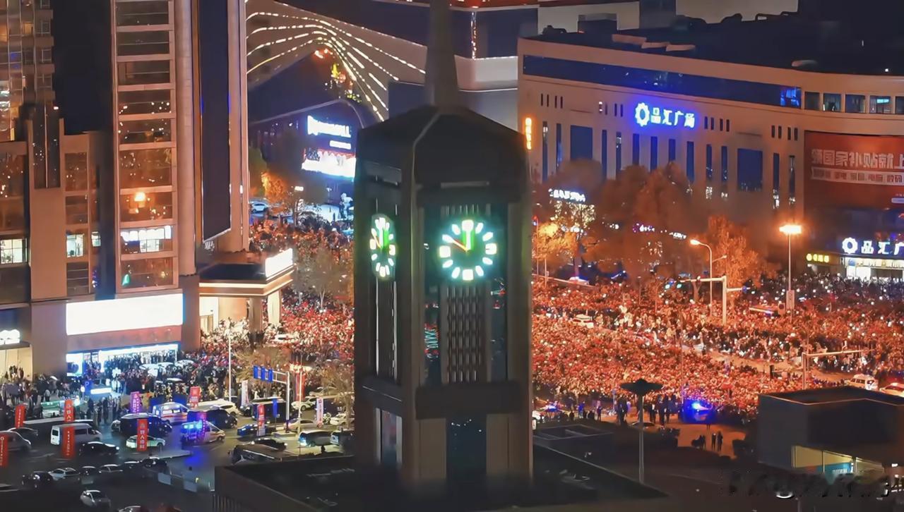 2025年跨年2026年，石家庄市中山路沿线热闹氛围！石家庄跨年我爱石家庄