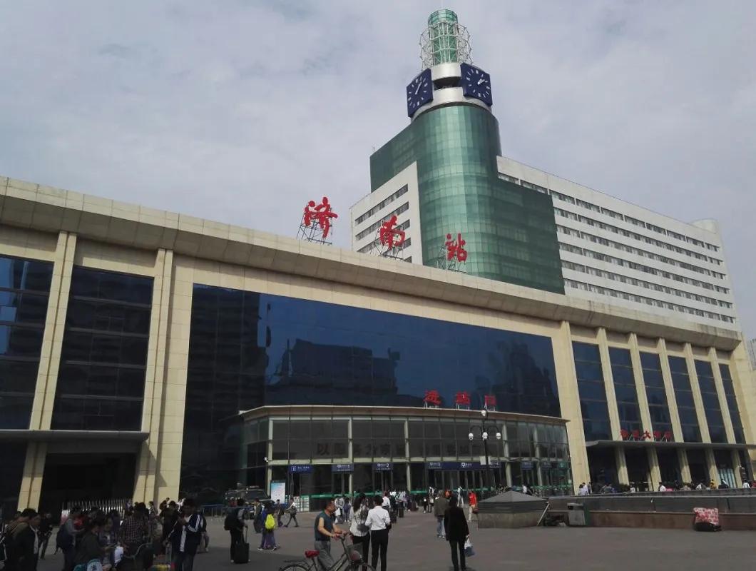 网友消息，济南站北站房不日将正式启用，而且南站房也将封闭改造，这样济南站的整体形
