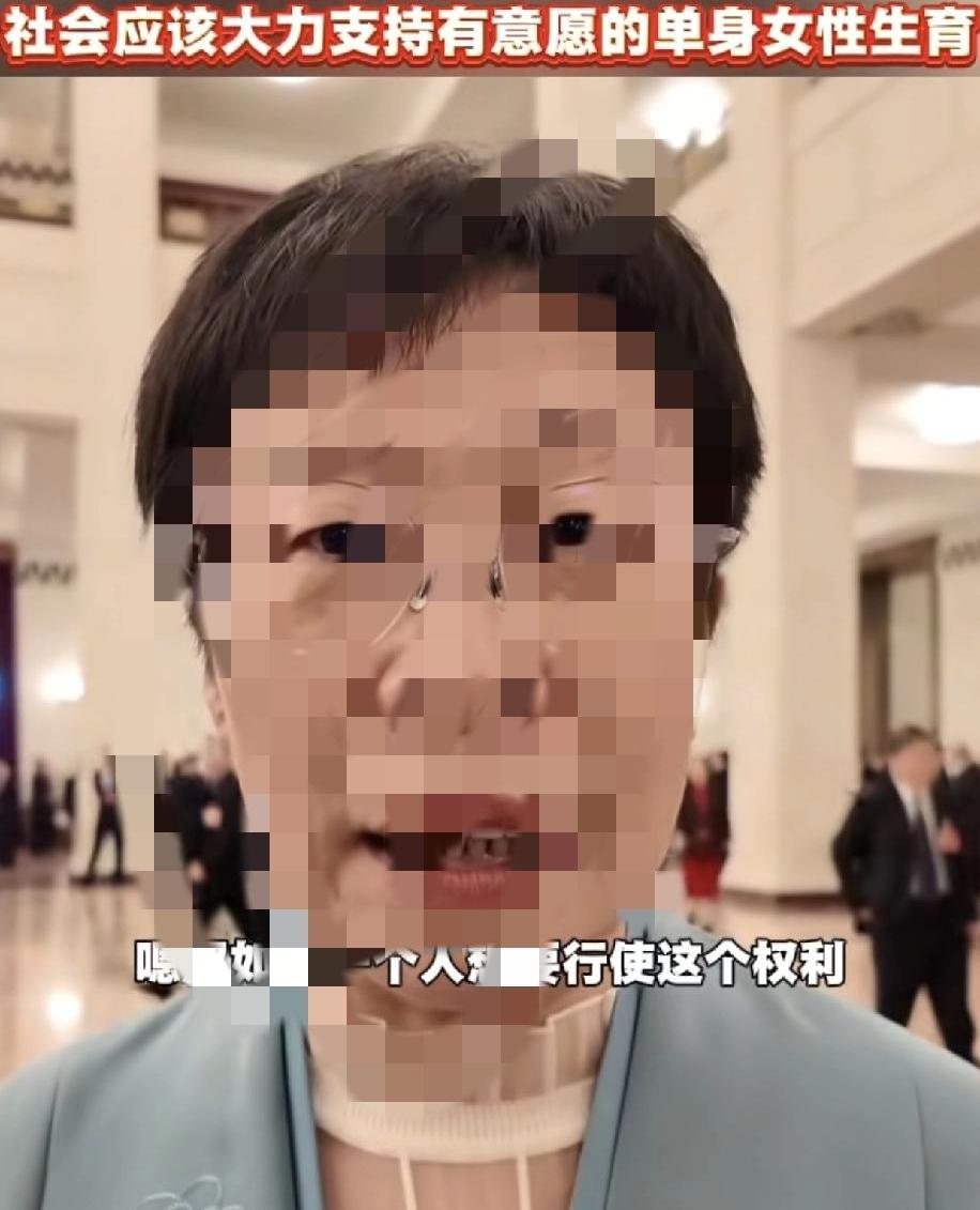 喜欢看蒙老师在诗词大会上对诗词指点江山，结果现在却去干妇女主任的工作，谈女权，生