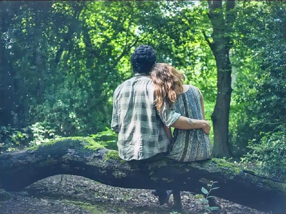 邻居老王的儿子儿媳妇今年都40多岁，儿媳妇在银行上班，儿子在某局里当秘书，女儿今