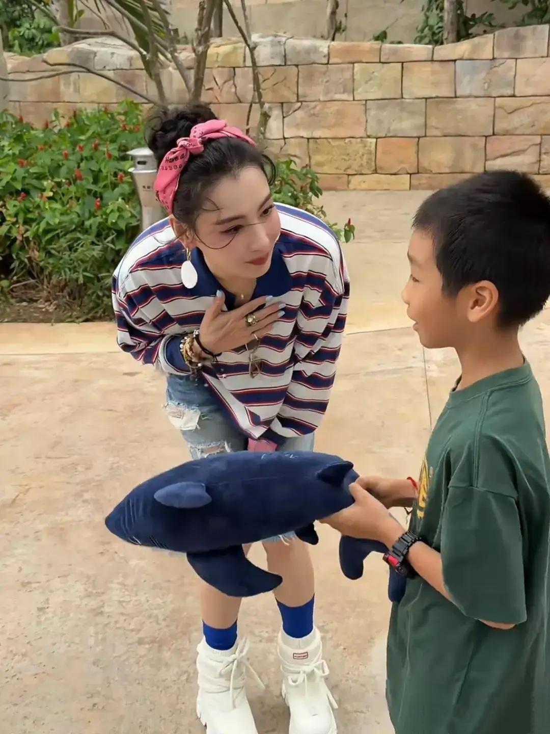 哇，46岁的张柏芝满满的少女感哈！镜头中的张柏芝肤白若雪，眉若墨画，眸若秋水