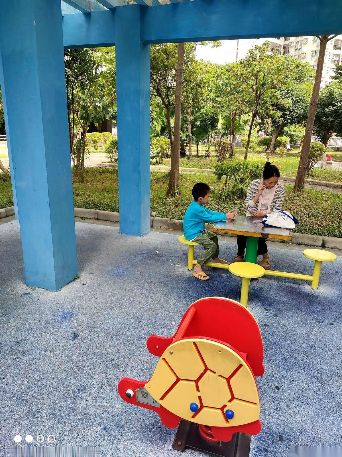 我们小区，有一对母子，天天在楼下打扑克。风雨无阻。这牌打得，比我上班打卡都准