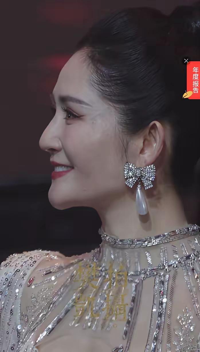 谢娜是太瘦了还是做了医美呢？怎么这脸有点怪怪的，如果是瘦的，那希望她不要再瘦了，