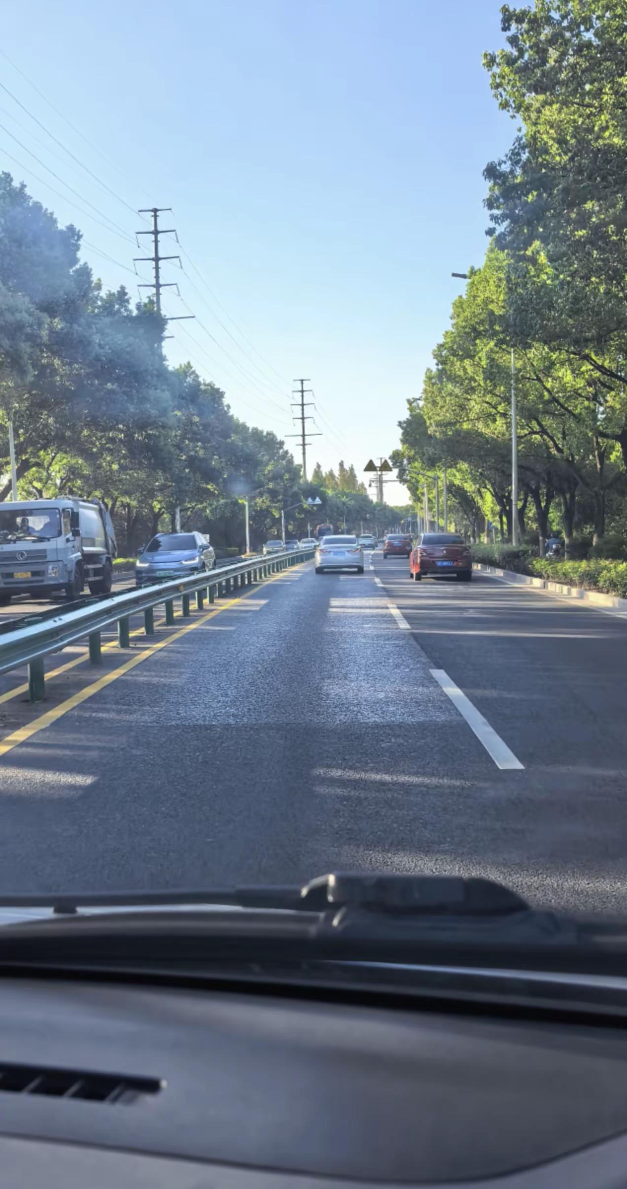 我想去山外的山看看，楼外的楼转转，路上随手一拍