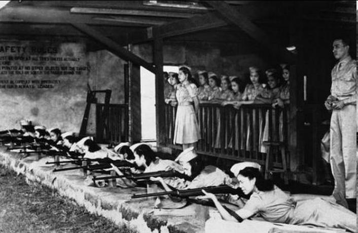 1945年，一张照片里，一名德军女兵被美军士兵押解，身高足有一米七五，留着利落短