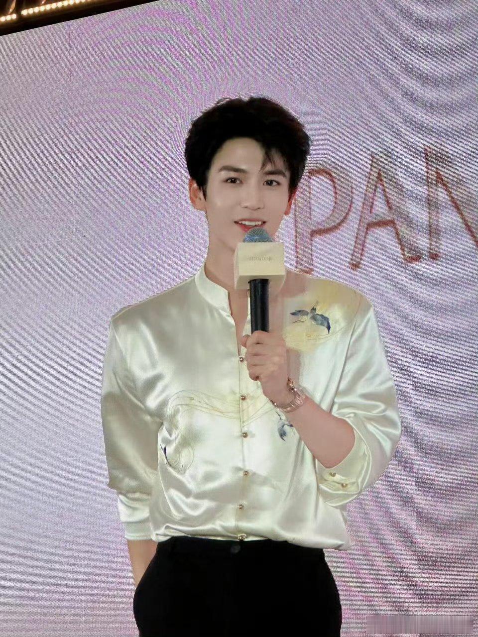 张凌赫遗传是门学问路人视角的生图才真是夯爆了此男360°无死角的含金量还在上