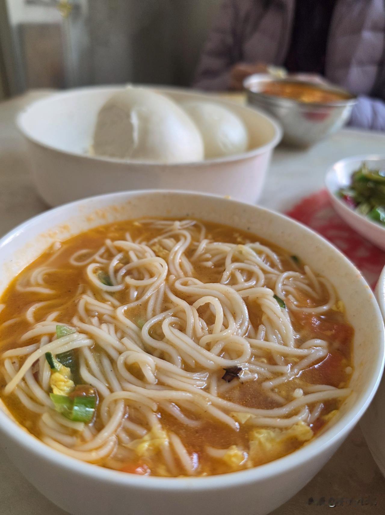 又和老母亲一起吃饭了，我们吃着世间最昂贵的饭菜……西红柿鸡蛋面，昨晚的芹菜炒