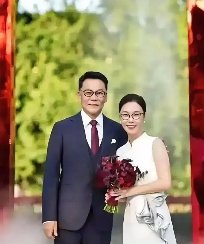 俞渝现在估计后槽牙都要咬碎了吧？她是怎么也想不到，已经61岁的李国庆离开她以