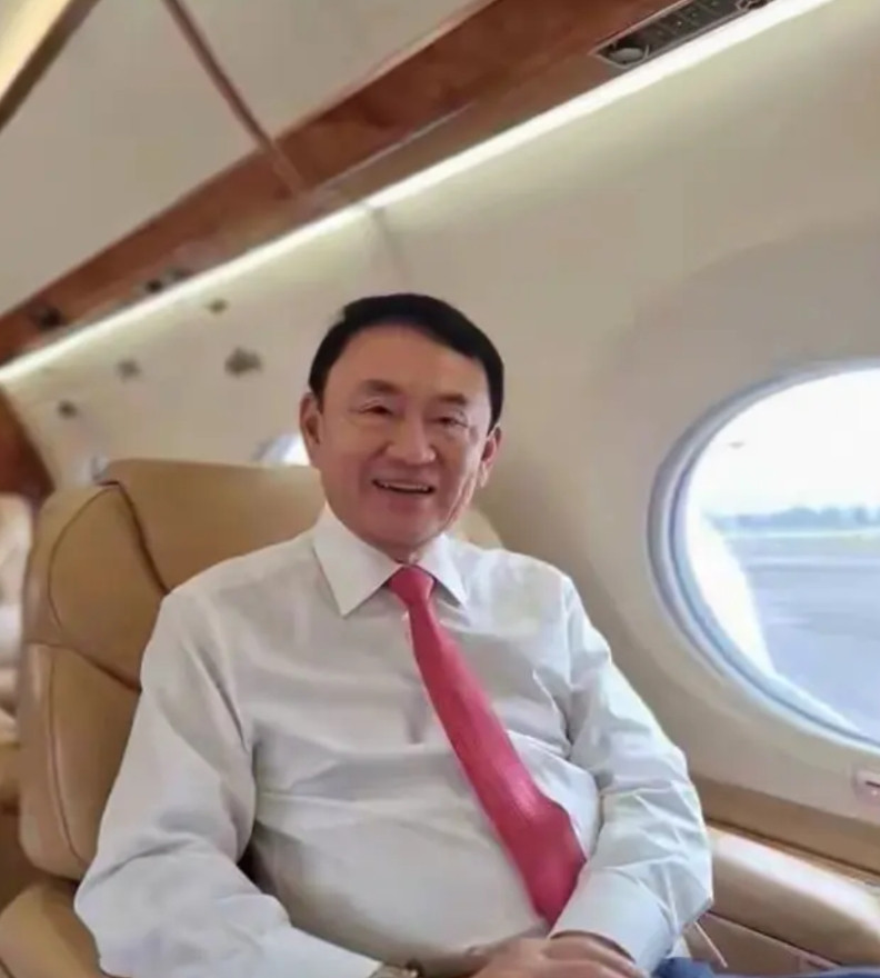 我对泰国政局有以下看法：我认为泰国各派一直在为权力争斗，如果他信家族退出这种权