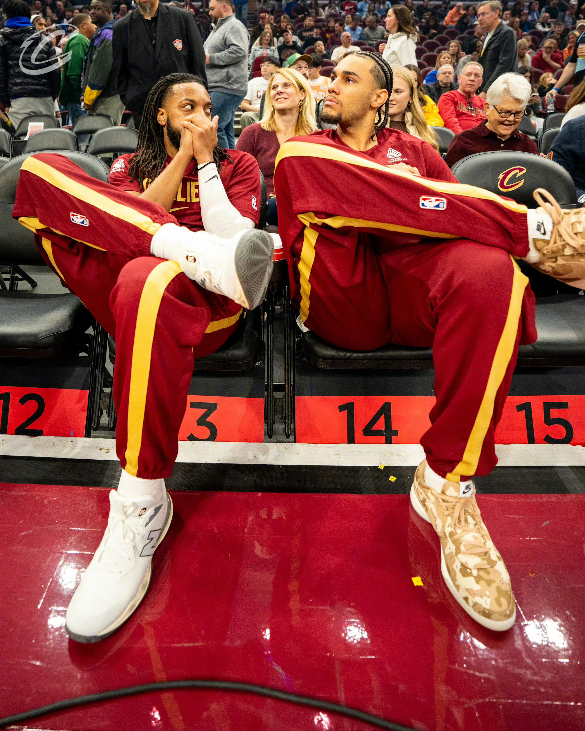 俩人关系还挺好