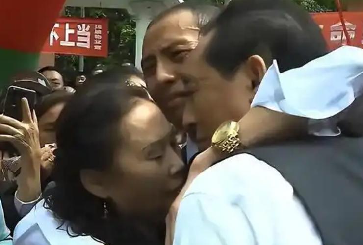全网破防！富豪家两岁儿子不慎被拐，32年后找到，竟在农村卖菜为生，父母心如刀割，