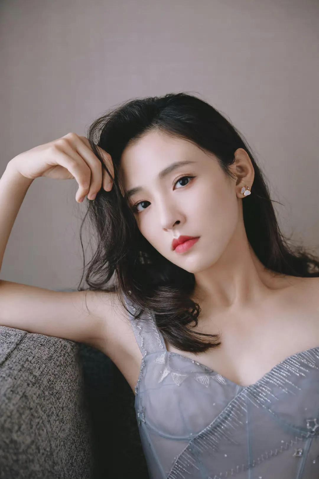 女星吴倩时尚写真：俏丽清秀、小鸟依人