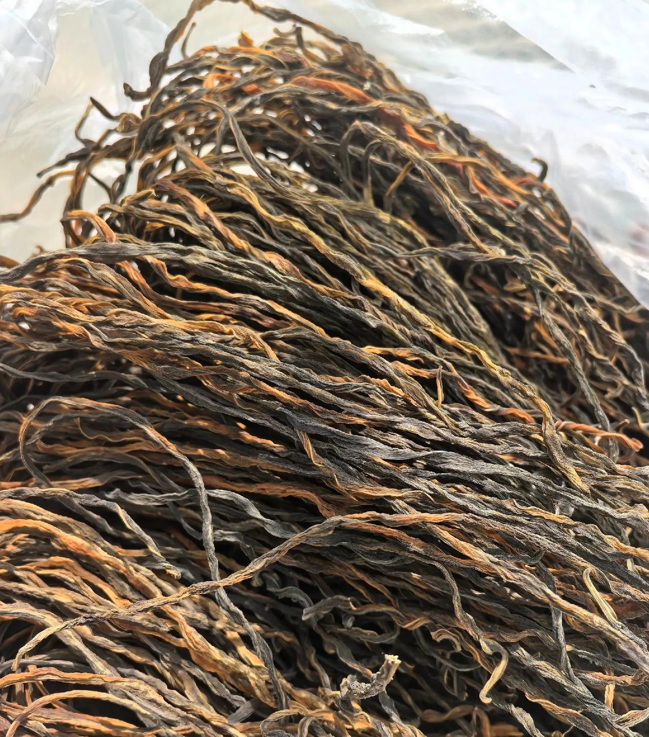 去年冬天晒的还没吃完，这新鲜的豆角子又接上茬了。山东河南人的夏天就是被豆角子支