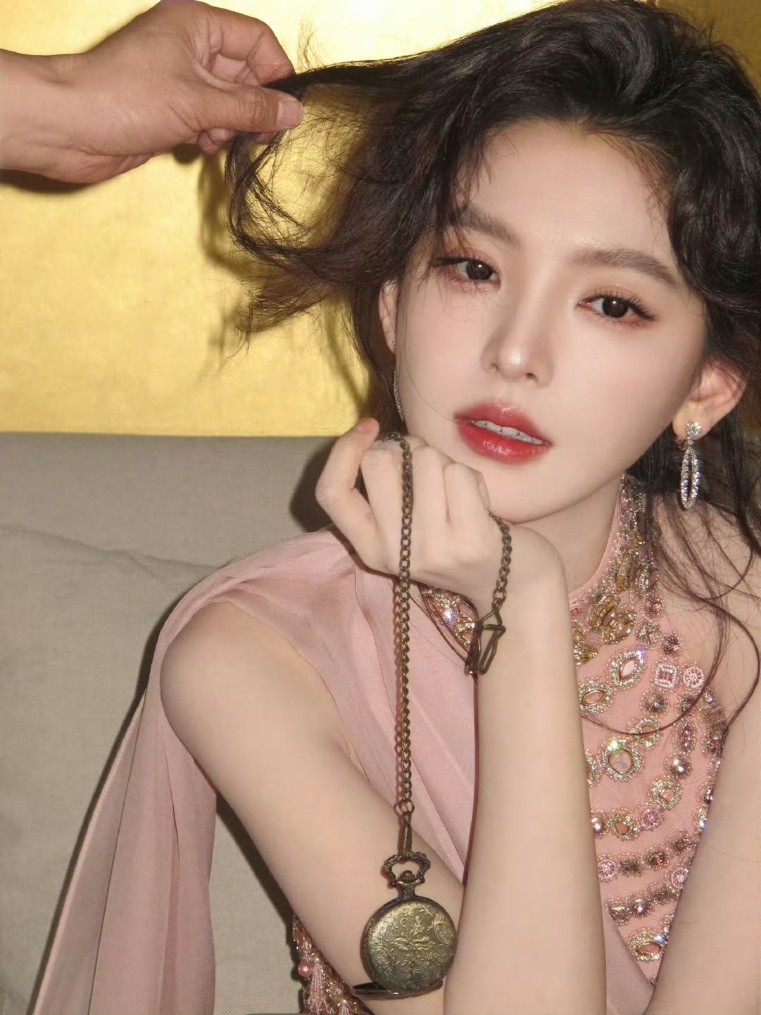 章若楠粉色纱裙粉色纱裙穿在章若楠身上，是恰到好处的清甜。纱质轻盈得像云，裙