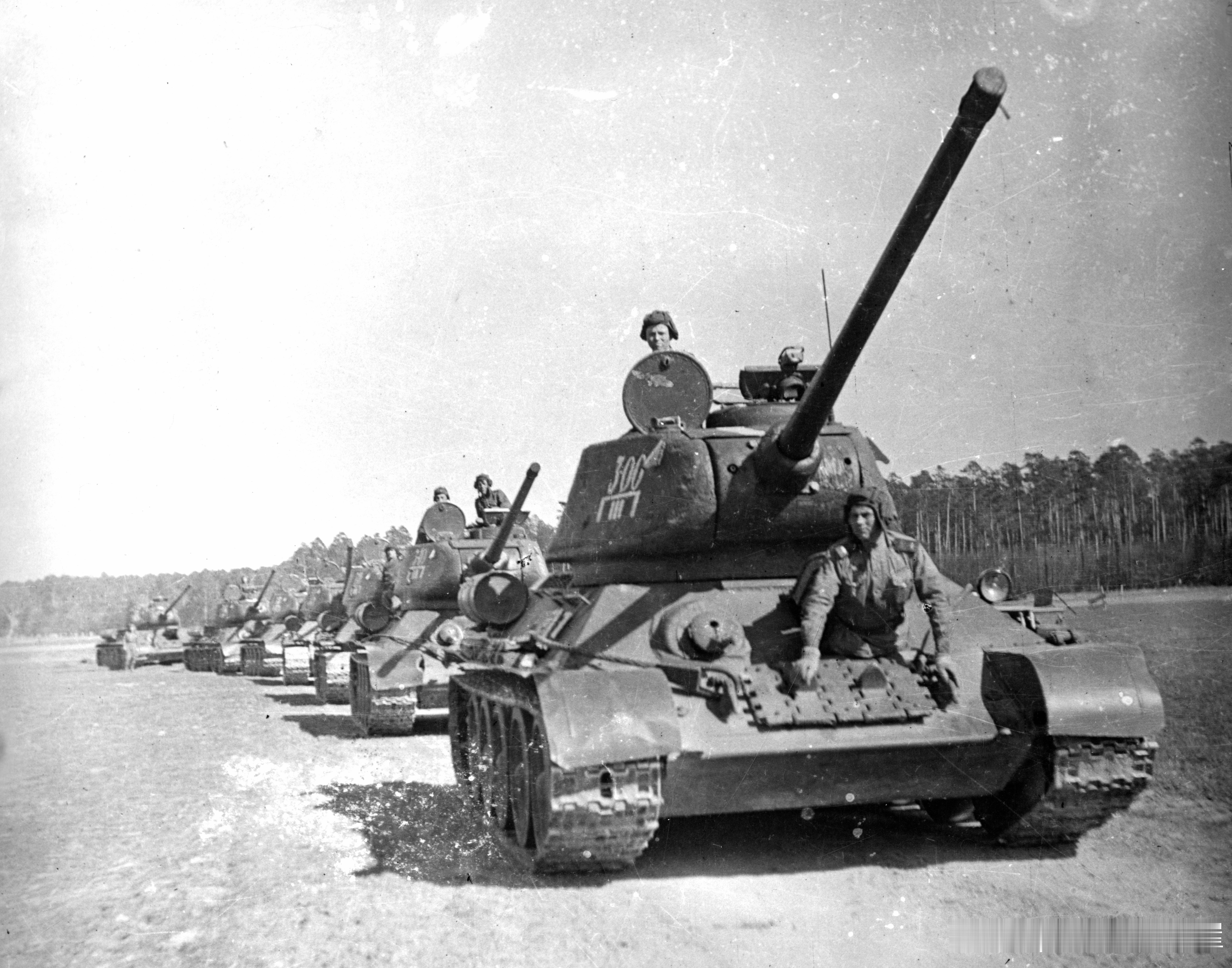 1945年4月在德国的近卫车里雅宾斯克坦克第63旅3营的Т-34-85坦克群军事