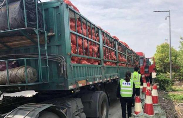 河南双八收费站悲剧：绿通查验成夺命陷阱？“绿色通道”，本是鲜活农产品运输的