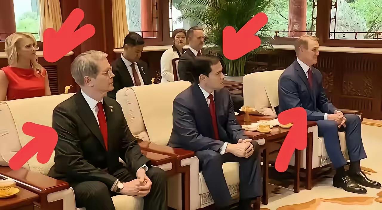 你以为美国人不懂规矩？你以为美国人不懂得正襟危坐？怎么可能，他们看对象是