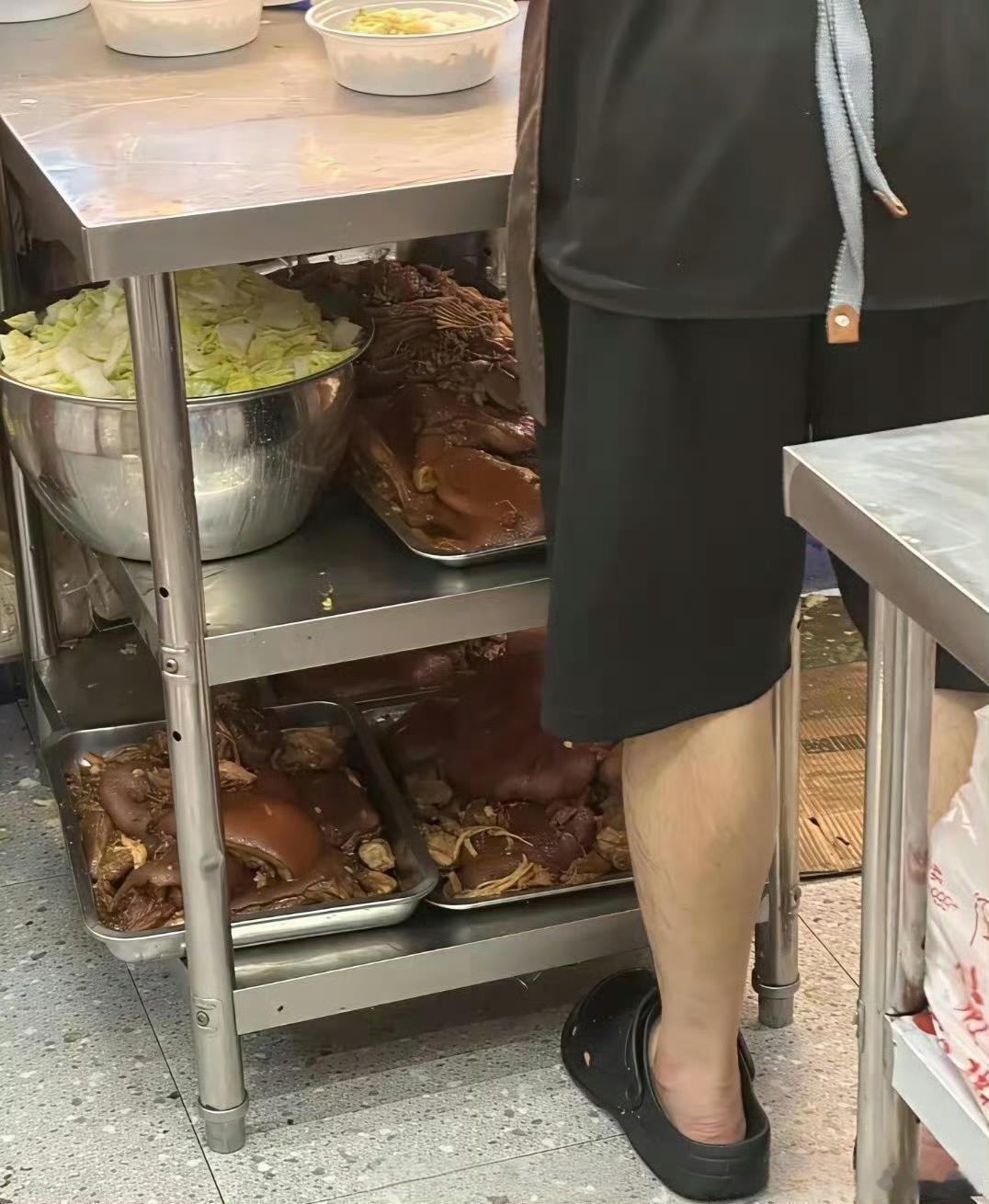 看到这一幕，你们以后再也不敢吃猪脚饭了吧？