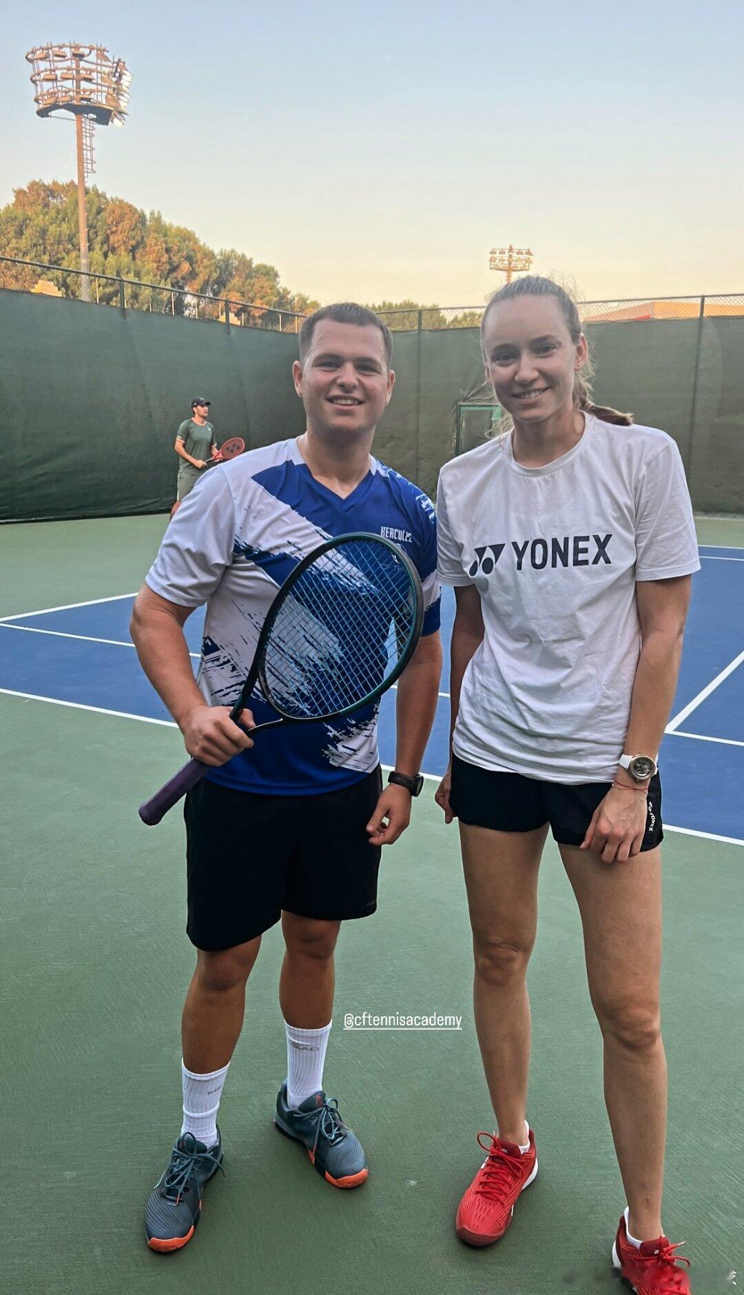 两条莱巴金娜的动态图一，莱巴金娜在迪拜网球俱乐部开始冬训，敬业！图二，莱巴金娜退