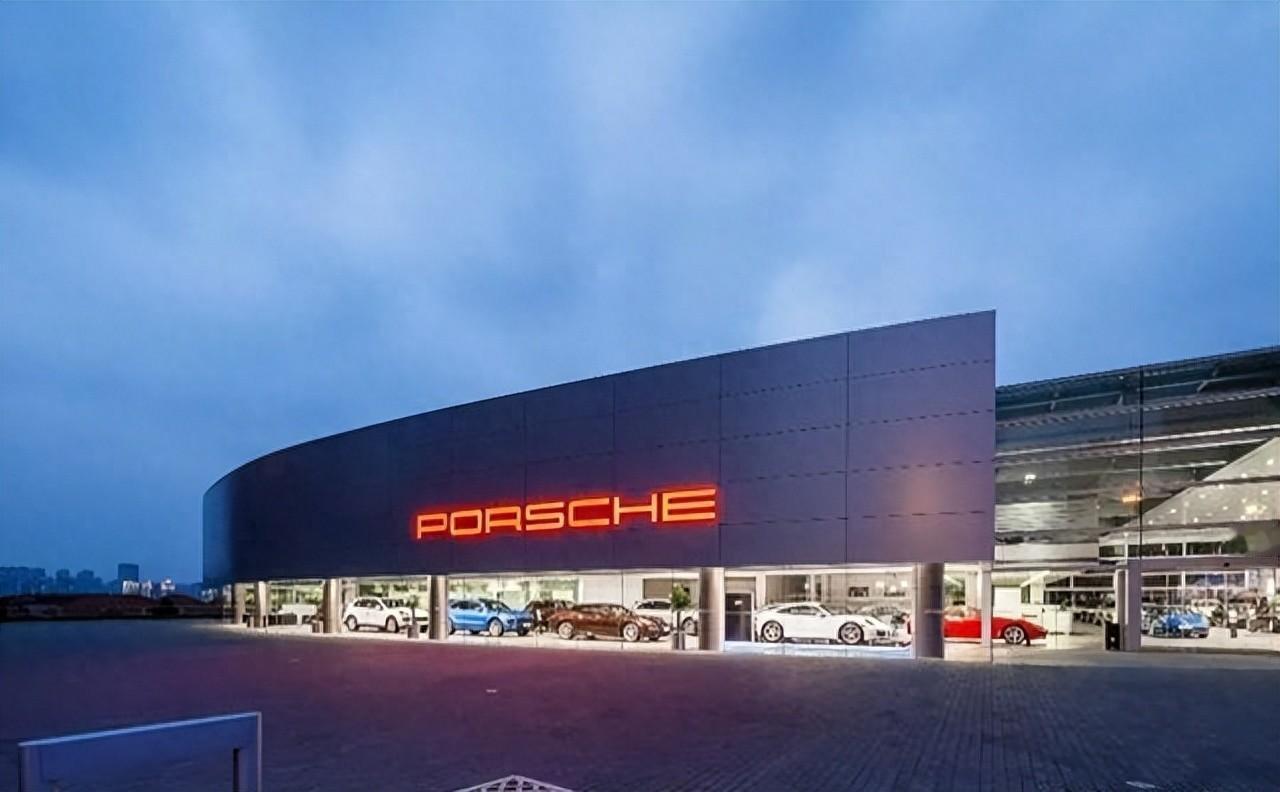 看到保时捷Macan裸车价砍到35万，我没觉得激动，反而有点警觉。一个常年被