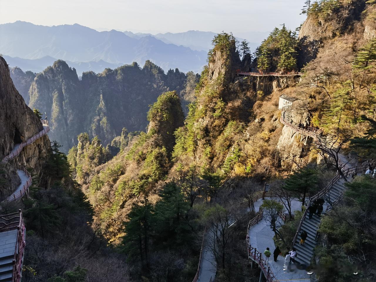 初冬暖阳，天高气爽，适逢周末，伏牛山腹地老君山走起！沿路看到很