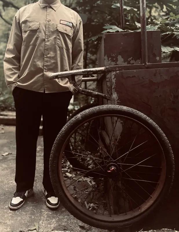 我发现我爸退休后，迷上了去车库。一待就是一两个小时，我妈以为他在捣鼓他的宝贝自行