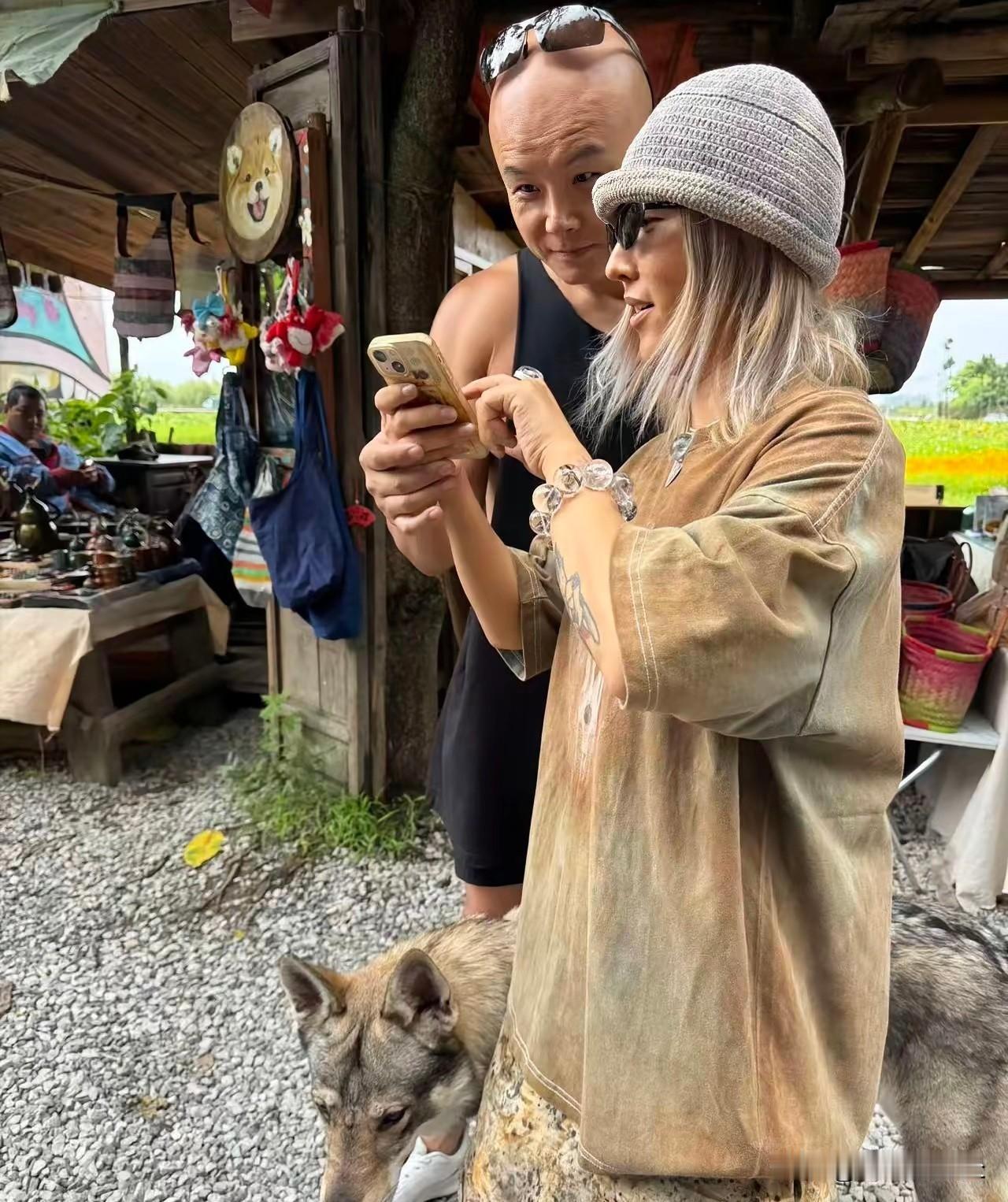 51岁乐嘉在云南骑自行车逛市集时被路人偶遇。他还是顶着个标志大光头，穿了件老头背
