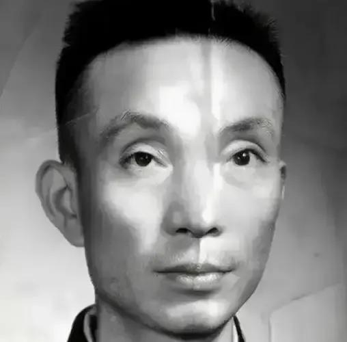 1939年，日军召开宴会，军统特工詹长麟趁机混入其中，他拿出了一包剧毒，悄悄撒进