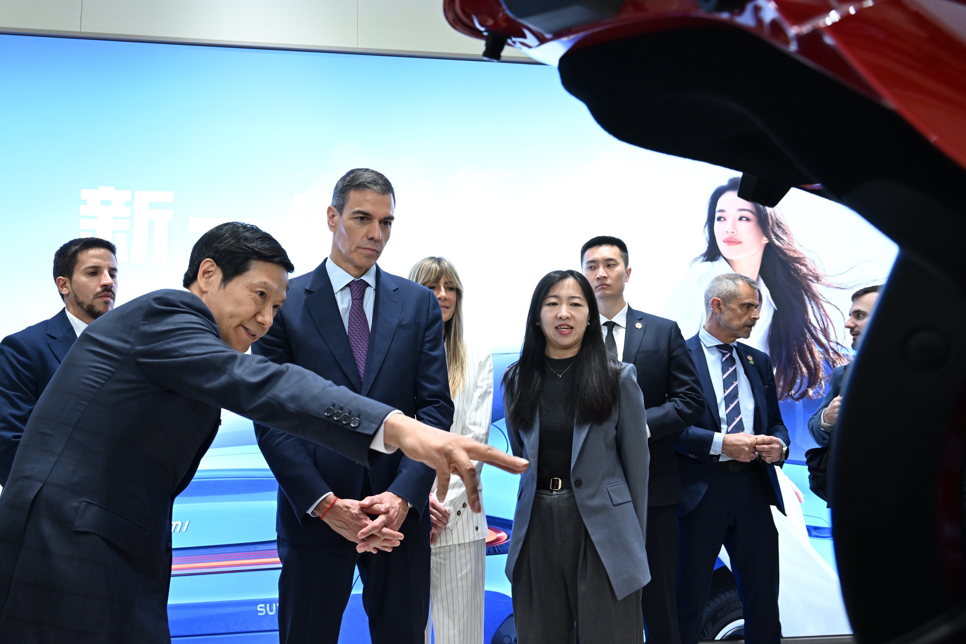 西班牙首相试坐小米汽车已经迫不及待要看小米在欧洲的表现了！电车出海小米汽车