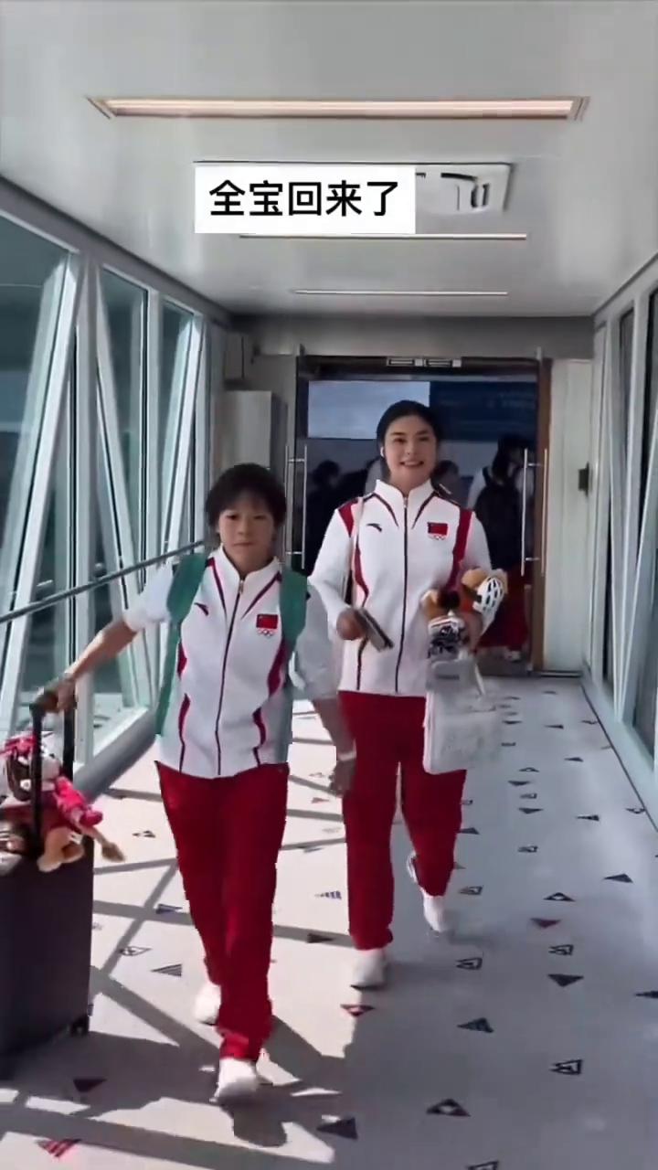 全宝回来了，全红婵互动超萌。捏玩偶挥手，爱娃娃也爱粉丝。