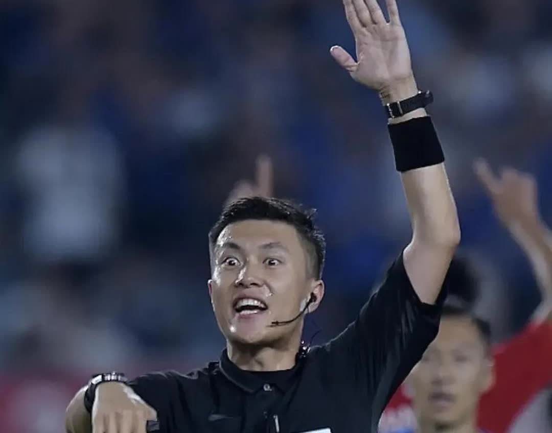 原来幕后的推手是他！沈寅豪！王大雷被红牌罚下之前，国际级泰国裁判出示了黄牌，然而
