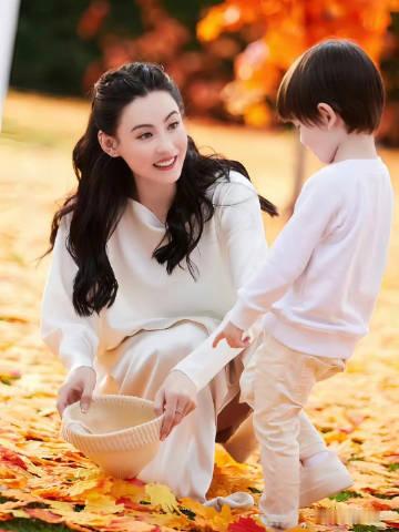 张柏芝不愧是上天赏吃的漂亮饭灵动的少女时代已惊艳，妩媚的中年时光更动人，爱了。