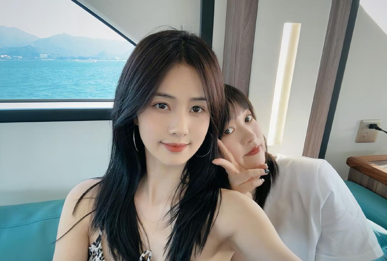 白鹿，五一和朋友一起出海游玩，带小助理出镜，长相甜美可爱，这是明星助理界的天花板