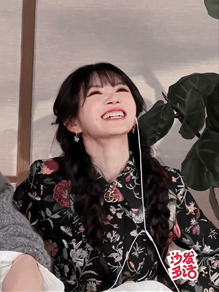 张凌赫认证强制吻震撼美味沙发多话每一秒都在发糖，征香玉瑾同框即甜蜜，鹅你再多剪