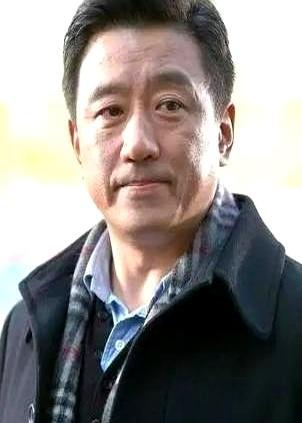 拍了70%的戏，男主角以为拿捏住了剧组，当场罢演要加钱。导演陈国军脸一沉