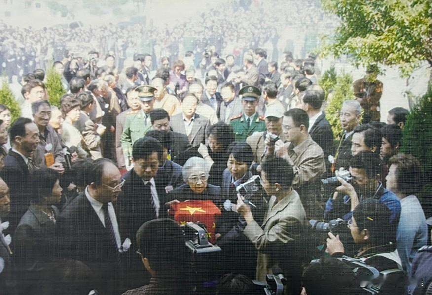 2004年10月9日，陈邦织女士护送赵朴初灵骨回乡树葬。赵朴初于2000年5月2