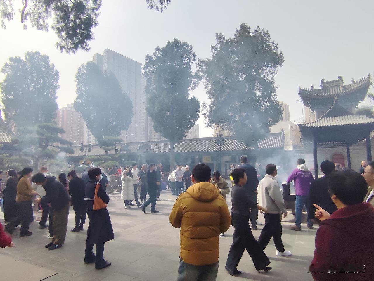 大年初五迎财神，西安人的仪式感有多强？八仙宫内多处排长队，场面堪比春运现场！